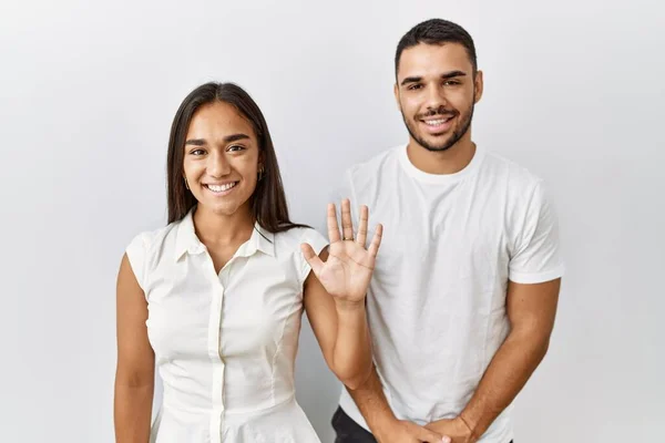 一对年轻的跨种族夫妇在孤立的背景下相爱地站在一起 带着第五指尖 面带微笑 自信而快乐 — 图库照片