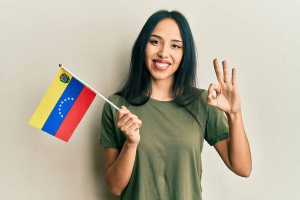 Jeune Fille Hispanique Tenant Drapeau Vénézuélien Faisant Signe Avec Les — Photo