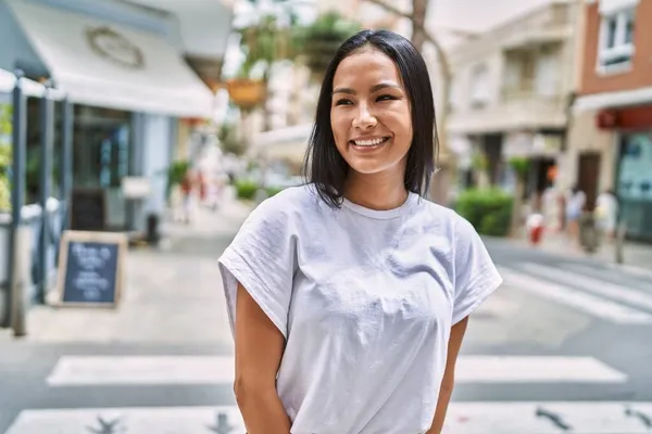 Joven Chica Latina Sonriendo Feliz Pie Ciudad —  Fotos de Stock