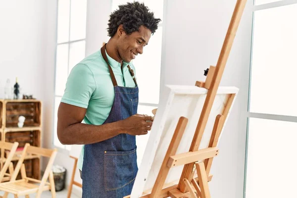 若いアフリカ系アメリカ人の芸術家が絵を描くのを笑顔で — ストック写真