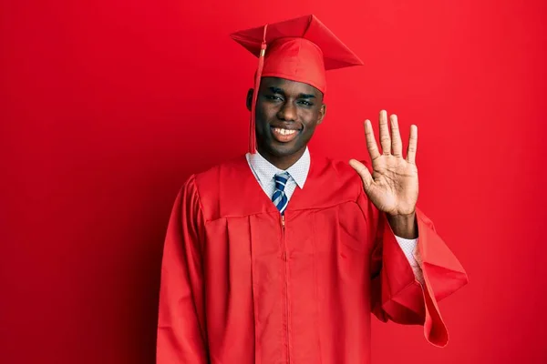 Fiatal Afro Amerikai Férfi Diplomaosztó Sapkában Szertartásköntösben Ötös Számú Ujjaival — Stock Fotó