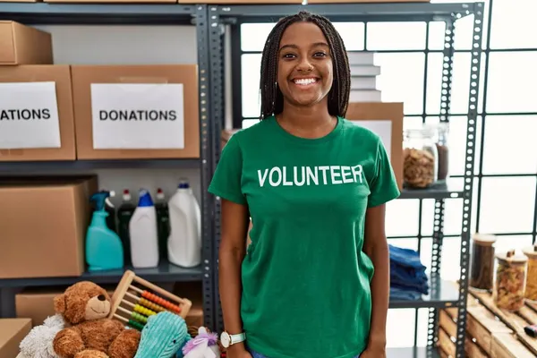 Young African American Woman Working Wearing Volunteer Shirt Donations Stand — Stock Photo, Image