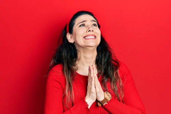 Mujer Hispana Joven Vestida Con Ropa Casual Mendigando Rezando Con — Foto de Stock