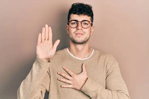 Gündelik Giysiler Gözlük Takan Genç Spanyol Adam Pençe Divan Yemin — Stok fotoğraf