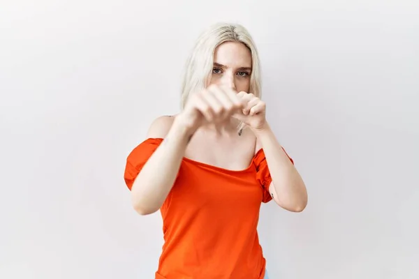 Young Caucasian Woman Standing Isolated Background Punching Fist Fight Aggressive — Stock Photo, Image