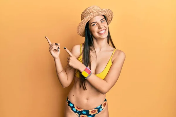 Mulher Hispânica Jovem Usando Biquíni Chapéu Verão Sorrindo Olhando Para — Fotografia de Stock