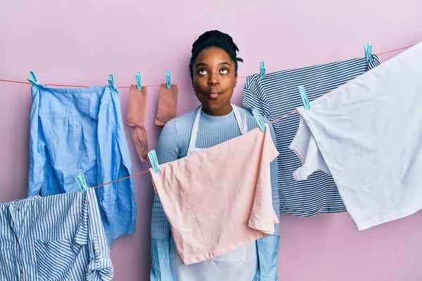 Mujer Afroamericana Con Cabello Trenzado Lavando Ropa Tendedero Haciendo Cara —  Fotos de Stock