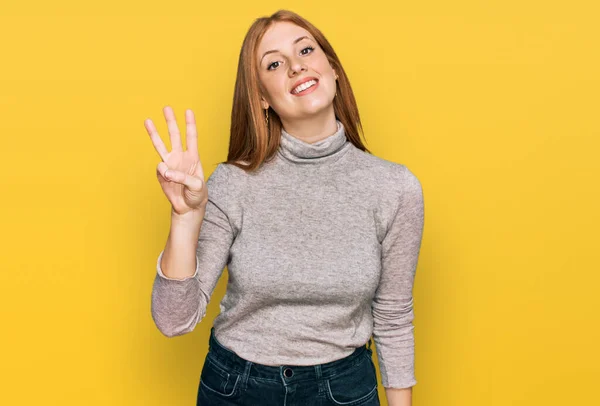 Junge Irin Lässiger Kleidung Zeigt Mit Finger Nummer Drei Nach — Stockfoto