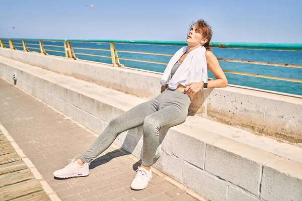 Joven Mujer Caucásica Usando Ropa Deportiva Descansando Playa — Foto de Stock