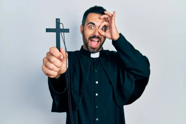 Hombre Guapo Sacerdote Hispano Con Barba Sosteniendo Cruz Católica Sonriendo —  Fotos de Stock