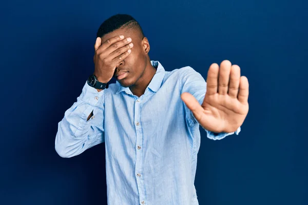 Jonge Afro Amerikaanse Man Draagt Casual Kleding Die Ogen Bedekt — Stockfoto