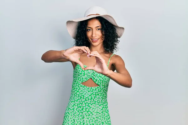 Menina Latina Usando Chapéu Verão Sorrindo Amor Fazendo Forma Símbolo — Fotografia de Stock