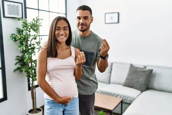Joven Pareja Interracial Esperando Bebé Tocando Vientre Embarazada Haciendo Gesto — Foto de Stock