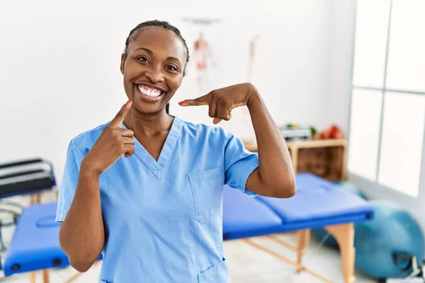 Zwarte Vrouw Met Vlechten Werken Bij Pijn Herstel Kliniek Glimlachend — Stockfoto