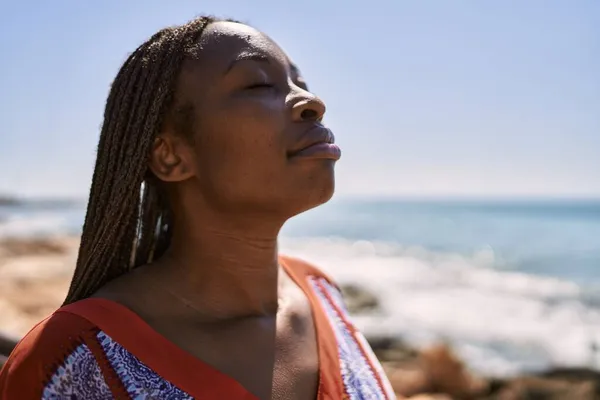 若いアフリカ系アメリカ人の女性がビーチで呼吸し — ストック写真