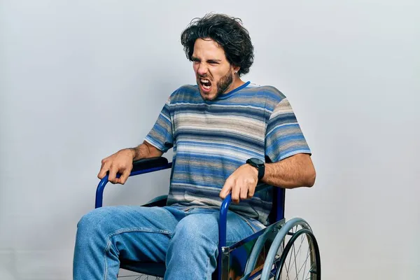 Tekerlekli Sandalyede Oturan Yakışıklı Sinirli Sinirli Sinirli Sinirli Sinirli Öfkeliydi — Stok fotoğraf