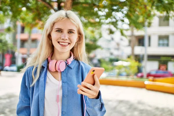 Genç Sarışın Kadın Güneşli Bir Günde Akıllı Telefon Kullanıyor — Stok fotoğraf
