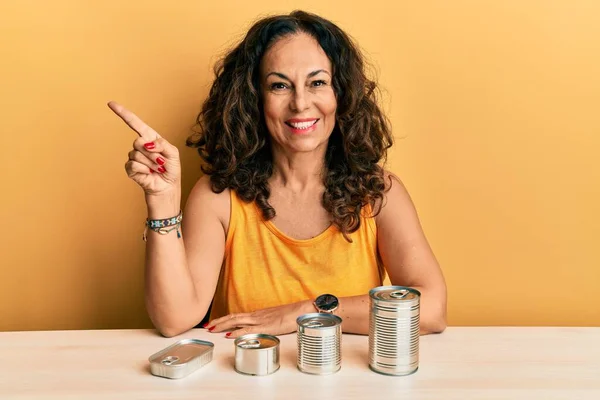 Mulher Meia Idade Bonita Com Comida Enlatada Sorrindo Feliz Apontando — Fotografia de Stock