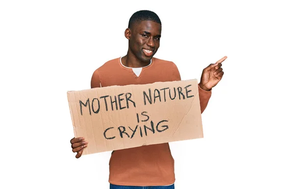 Jovem Afro Americano Segurando Mãe Natureza Está Chorando Protesto Banner — Fotografia de Stock