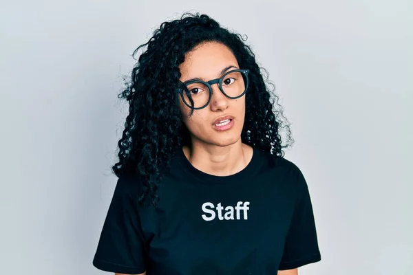 Jonge Spaanse Vrouw Met Krullend Haar Draagt Personeel Shirt Ziet — Stockfoto