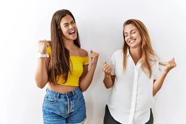 Madre Hija Juntas Pie Juntas Sobre Fondo Aislado Celebrando Sorprendidas — Foto de Stock