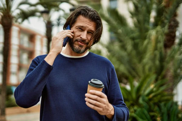 Middelbare Leeftijd Knappe Man Spreekt Aan Telefoon Buiten Het Park — Stockfoto