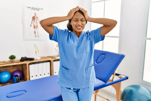 Schöne Hispanische Physiotherapeutin Der Schmerzklinik Die Unter Kopfschmerzen Leidet Verzweifelt — Stockfoto