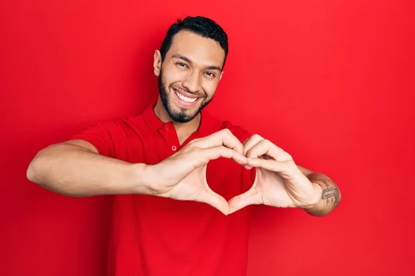 Hombre Hispano Con Barba Vistiendo Camiseta Roja Casual Sonriendo Amor —  Fotos de Stock