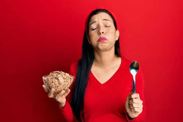 Jonge Latijnse Vrouw Met Cornflakes Lepel Puffende Wangen Met Grappig — Stockfoto