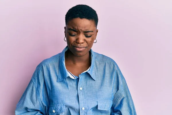 年轻的非洲裔美国女人穿着休闲服 双手放在肚子上 因为消化不良 痛苦不堪 疼痛的概念 — 图库照片