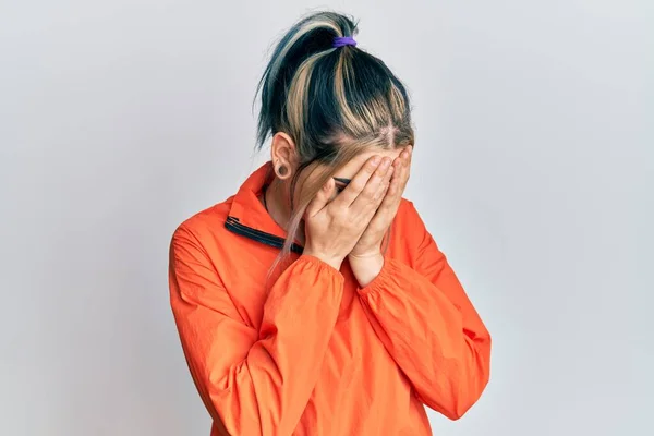 Młoda Nowoczesna Dziewczyna Nosząca Sportową Bluzę Smutną Miną Pokrywającą Twarz — Zdjęcie stockowe