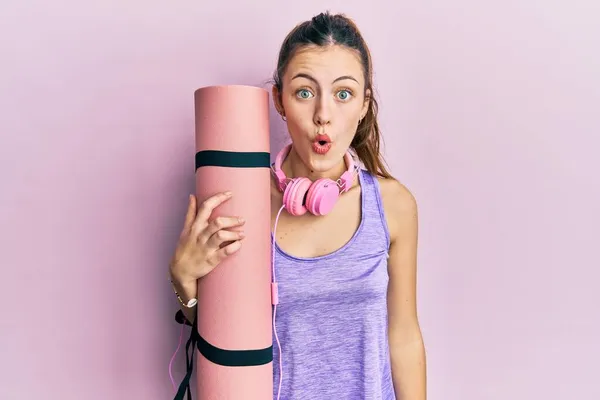 Genç Esmer Kadın Yoga Minderini Tutuyor Korkmuş Ağzı Açık Kalmış — Stok fotoğraf
