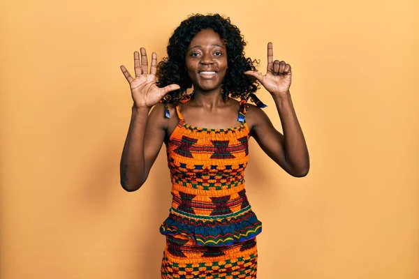 Ung Afrikansk Amerikansk Kvinna Bär Traditionella Afrikanska Kläder Visar Och — Stockfoto