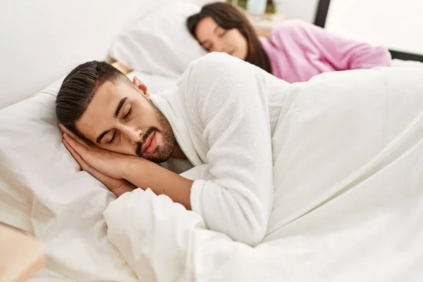 Jong Hispanic Paar Slapen Bed Thuis — Stockfoto