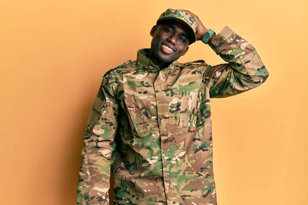 Fiatal Afro Amerikai Férfi Katonai Egyenruhát Visel Mosolygós Magabiztos Megható — Stock Fotó