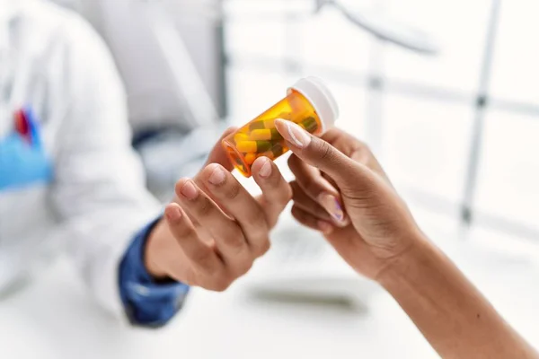 Man Woman Wearing Doctor Uniform Having Medical Consultation Prescribe Pills — Stock Photo, Image