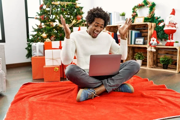 Joven Hombre Afroamericano Usando Portátil Sentado Junto Árbol Navidad Celebrando — Foto de Stock