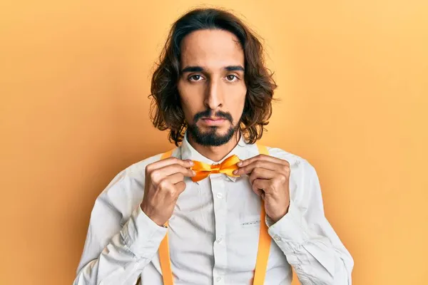 Ung Latinamerikansk Man Bär Hipster Elegant Utseende Hålla Båge Avslappnad — Stockfoto