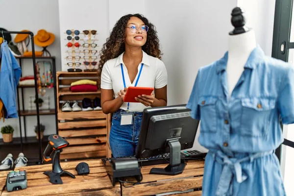 Joven Comerciante Latina Usando Touchpad Trabajando Tienda Ropa — Foto de Stock