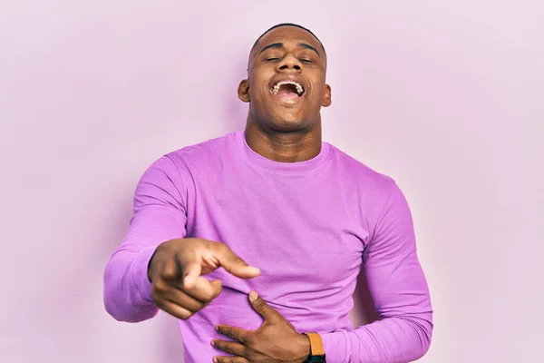 若い黒人男性を着てカジュアルなピンクのセーターをあなたで笑って 手でカメラを指差す体 恥の表情 — ストック写真