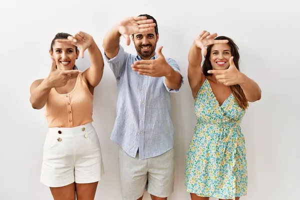 Grupo Jovens Hispânicos Sobre Fundo Isolado Sorrindo Fazendo Quadro Com — Fotografia de Stock