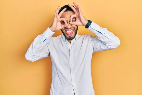 Homem Hispânico Com Barba Vestindo Camisa Negócios Fazendo Gesto Como — Fotografia de Stock