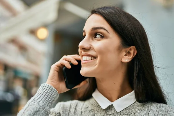 Joven Mujer Hispana Sonriendo Feliz Hablando Smartphone Ciudad — Foto de Stock