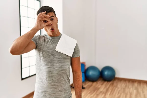 Joven Hispano Con Ropa Deportiva Toalla Gimnasio Haciendo Buen Gesto —  Fotos de Stock