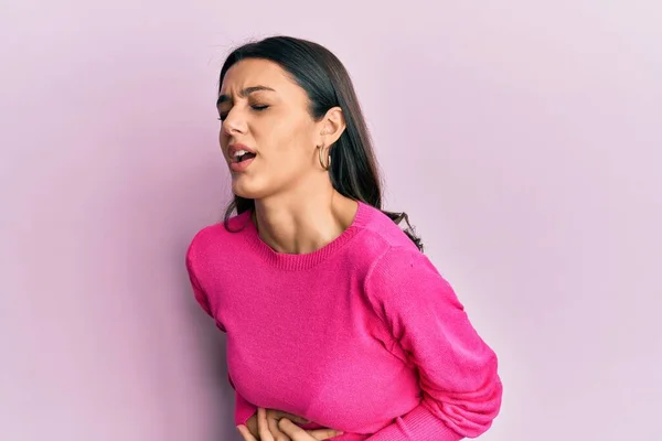 若いヒスパニック系の女性が胃の上に手でカジュアルな服を着て吐き気 痛みを伴う病気の気分が悪い キャッシュ コンセプト — ストック写真