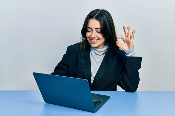 Beautiful Hispanic Woman Working Office Laptop Doing Sign Fingers Smiling — Stock Photo, Image