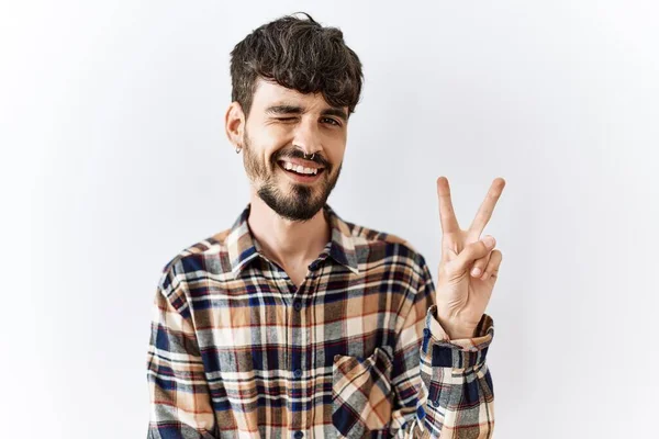 Uomo Ispanico Con Barba Piedi Sfondo Isolato Sorridente Con Volto — Foto Stock