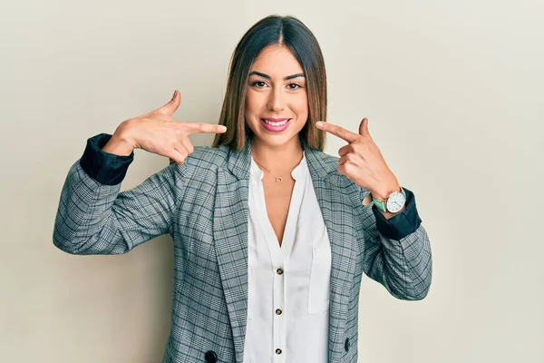 Mulher Hispânica Jovem Vestindo Roupas Negócios Sorrindo Alegre Mostrando Apontando — Fotografia de Stock