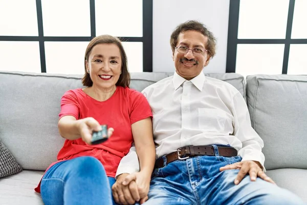 Μεσήλικας Άνδρας Και Γυναίκα Ζευγάρι Χαμογελώντας Σίγουροι Βλέποντας Τηλεόραση Στο — Φωτογραφία Αρχείου