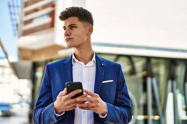 Jongeman Met Smartphone Pak Straat — Stockfoto